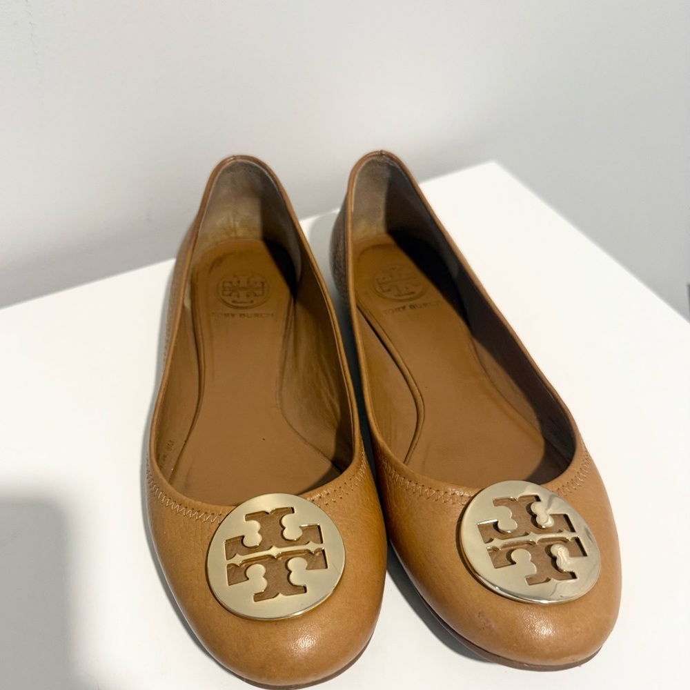 Tory Burch Brown tan Reva travel flat with Gold Emblem women’s size 8